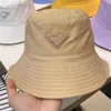 Lyxdesigner fiskare hinkar hattar för män kvinna bred brim baseball cap hink hatt sommar sol visir kepsar halm hattar strand hatt fiske brev andningsbara sunbonnet