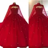 2022 Vintage Luxuriöses Dunkelrot-Schwarzes Ballkleid Quinceanera-Kleider Schatz-Spitze-Applikationen Kristallperlen mit Cape-Kapelle-Schleppe