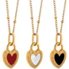 Collares colgantes Nicho de lujo ligero Collar de corazón de melocotón de doble cara Acero de titanio Chapado en oro Cadena de clavícula de amor corto