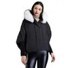 Inverno feminino curto fofo 90% de pato branco Down Coat com colarinho de pêlo com capuz de colarinho de morcego à prova de vento bolsos grandes de jaqueta quente1 Guin22