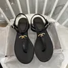 2024 designer sandaler och höga klackar mode eleganta kvinnor läder sandaler designer sommar flip flops platt strandskor