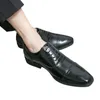 Mężczyźni Brock rzeźbione skórzane buty solidny kolor pu prosta moda sznurka w całe mecz brytyjskie spiczaste palce u stóp biznesowych buty hm536