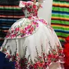 特別な機会ドレスフローラルサテンベスティドスDE 15 ANOS 2023 Puffy Embroidery Quinceanera Gowns Off-Sholdled Sweet 16 Long Prom Gown Black White Quince Peplum