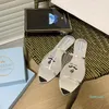 디자이너 샌들 인쇄 발 뒤꿈치 삼각형 로고 PVC 슬리퍼 여성 샌들 투명 샌들 여름 슬라이드 슬리퍼 에나멜 금속 플랫 신발