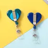 Forniture da scrivania Bobina per badge retrattile a forma di cuore con clip a molla girevole girevole Clip per cintura tonda Bobina per targhetta con nome per infermieri Insegnanti di pediatria