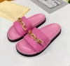 Fad Metal Chain Solid Color Slipper Woman Open-Toe Slippers Högkvalitativa läder tjocka sulor Slitiserade sandaler inomhus badrum flip-flops designer strandskor