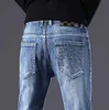 メンズジーンズデザイナー秋冬メンズパンツライトブルー韓国スリムフィット足弾性プリントVXEI