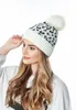 Knittad hatt europeisk och amerikansk leopard tryck kvinnor vinter varm mössa hatt vintage fuffy pompom manschetter skalle mössa