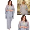 Elegante renda prateada de prata plus size mães ternos de calça de calça de pescoço bateau com vestido de convidado de casamento embrulhado vestido de três peças da mãe de noiva