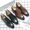 2021 neue Männerschuhe Modetrend Solid Color PU Classic Hollow geschnitzte Spitze bequeme Business Casual Oxford Schuhe DH912