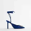 Nieuwe dames temperament hoge hak sandalen 22 veer puntige teen blauw satijnen metalen gesp sandalen band mode banket vrouwen schoenen G220527
