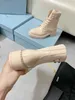 2023 Designer de luxo feminino Botas de tornozelo de couro e botas de tecido de nylon Booties Moda Biker Australia Sneakers Tamanho 35-40