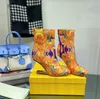 Drukuj pomalowane na wysokich obcasach buty Chelsea lakierowane pięta spiczasty palce u stóp siatkowy wyciągany skórzane botki podeszwy dla kobiet luksusowe buty projektantów Fabryczne obuwie