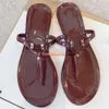 Luksusowe sandały designerskie dla kobiet marki damskie marki sandałowe guma guma niskie obcasy puste platformy Flip Flip Flop Summer Slajd Kaptaki swobodne buty