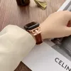 Apple Watch Band 45mm 42mm 38mm 40mm 44mm Iwatch 3 4 5 7 41mm Bantlar için Kabartmalı Desenli Tasarımcı İnce Kayışı Metal Konnektör Gül Altın Tokalı Deri Bayanlar Kadın