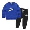 Varum￤rkeskl￤der set hoodie toppar bokstav tryckning tracksuit flicka pojkar sm￥barn kl￤der baby casual jogging sportkl￤der 100% bomullsdr￤kt