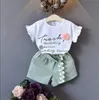 Flickor designerkläder set barn blommor bokstäver kläder baby sommar kort ärm kostymer bomull ruffle tops shorts tvådelar set t-shirts heta byxor b8233