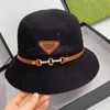 Дизайнерские соломенные шляпы летняя мода маленькая топ -шляпа шляпа шляпа женская цепная цепная пряжка щики шелковое льня