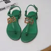 2022 Nouvelle arrivée designer sandales plates bande de métal en cuir verni femmes hommage vraie lettre sametal boucle femmes chaussures plage tongs diapositives