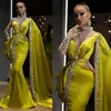 2022 Arabische zitronengrüne Kristalle formelle Abendkleider im Meerjungfrau-Stil Dubai Indian High Neck One Sleeve Cape Perlen Langes Trompeten-Abschlussballkleid