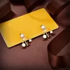 Toppdesigner örhänge kvinnor örhängen stud guld pärla bokstäver catwalk örhänge lyxiga smycken mode män örhängen gåva