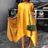 Plus storlek klänningar 2022 sommar lös fast färg temperament pendlare gul klänning kvinnors oregelbunden rund hals casual ärmlös