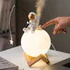 Figurine di astronauti Decorazioni per la casa Resina Space Man Miniatura Luce notturna Umidificatore Nebbia fredda Accessori Regali di compleanno 220628
