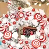装飾的な花の花輪玄関の窓飾り屋内冬の休日の装飾のためのキャンディーガーランド付き人工クリスマス花輪