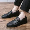 Loafers Men schoenen PU Solid Color Fashion Business Casual Wedding Party Daily Classic Slip-on Metal Gentleman CP070