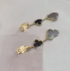 Matériau en or 2022 V Boucle d'oreille à clip de charme de qualité supérieure avec perles de coquillage noires et grises Trois fleurs pour femmes bijoux de mariage cadeau h2714