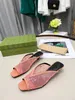 Kadın tasarımcı lüks yaz odunsu sandaletler için katırlar düz slaytlar açık ten rengi bej beyaz siyah pembe dantel yazı kumaş tuval terlik kadınları 0609