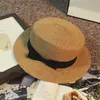 Breda randen hattar sommarkvinnor Boater Beach Hat Female Panama Lady Ribbon Classic Bowknot Flat Sun Fedoras Travelwide