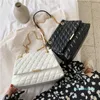 Sacs à bandoulière souples à chaîne à carreaux d'été pour femmes grande capacité matelassée en cuir PU dames sac de messager 2021 blanc noir Cross Body 2022