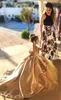 2022 Gold Flower Girl Dresses Jewel Neck Ball Gown Lace Appliques Beads With Bow Kids Girls Pageant Dress Sweep Train Birthday Gowns B0513