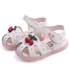 Nya sommarbarn tjejer Sandaler Söt Little Cherry Spädbarn Små Soft Sole Footwear Non-Slip slitstarka Barnskor