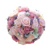 Lussuosi fiori artificiali Bouquet da sposa per spose Spilla da damigella d'onore Quinceanera Quince Sweet 15 16 Bouquet con rose di seta di cristallo Pizzo di nastro di lavanda