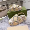 Mens Slaytlar Kadın Sandalet Platformu Yeni Designer Slayt Plaj Dikenleri Çok Molor Tuval Keten Baskı Kayışları Seri Klasik Sandalet Kutu No380
