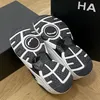 Scarpe da ginnastica traspiranti e ammortizzanti in pelle scamosciata di design bianco stile britannico Scarpe da donna alla moda mainstream S35553