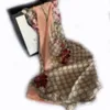 Levereras med pappers presentpåse högkvalitativt askabar kvinnors halsduk modefjäder och sommartryckt halsdukar varp 190/80 cm