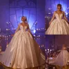 Elegante Ballkleid-Hochzeitskleider mit langen Ärmeln, tiefem V-Ausschnitt, Paillettenapplikationen, 3D-Blume, Spitze, Satin, Rüschen, Schleppe, bodenlang, Brautkleider in Übergröße, Robes de Soiree