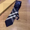 Cravatte firmate Cravatta in seta da uomo Cravatte casual da lavoro a righe Marchio di lusso da uomo Indossa accessori di alta qualità con scatole