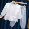 Девушка Новые дети весенняя осенняя одежда устанавливает модную детскую одежду для одежды для детской одежды.