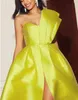 생생한 노란색 공식 이브닝 드레스 유명인 전면 슬릿 무도회 파티 가운 새틴 라인 암컷 어깨 소매 로브 드로 바닥 길이