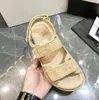 2022- 고급 디자이너 여성 평평한 샌들 크리스탈 송아지 가죽 퀼트 플랫폼 캐주얼 신발 크기 35-41 W5252