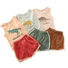 Lässiges zweiteiliges Kleidungsset für Mädchen mit Dinosaurier- und Buchstabenmuster, Weste, elastische Taille, Shorts, Weinrot, Braun, Grün 220620