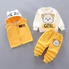 Kläderuppsättningar 0-4 år gammal spädbarnsbomull varm tecknad tryck plus sammet tjock huva tröja pojkar och flickor väst tre-pieclothing