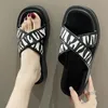 Tofflor kvinnor leopardlägenheter 2022 sommarfadskor märke flip flops sandaler klär sport promenad mysiga glider skoesslippare