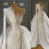 2022 One Shoulder Wedding Dresses Crystals Pärled sjöjungfru Bridal klänning med oftskirt Satin Sweep Train Långärmar Custom Made Plus Size Beach Vestido de Novia 401