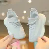 Новая весенне-осенняя спортивная обувь для мальчиков, дышащая сетчатая обувь, летающая тканая повседневная детская обувь с мягкой подошвой для девочек