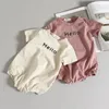 Rompers Newborn Kids Assuites Unisexe Purified Cotton Summer Crew Collar Hello Imprimée Solide à manches courtes tranche d'âge de 59-100 cm Vêtements de confort en gros en gros